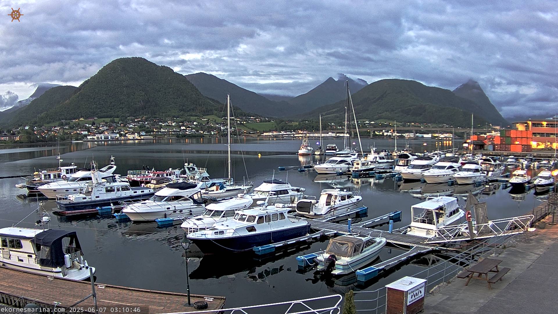 Sykkylven - Ekornes Marina fra badet